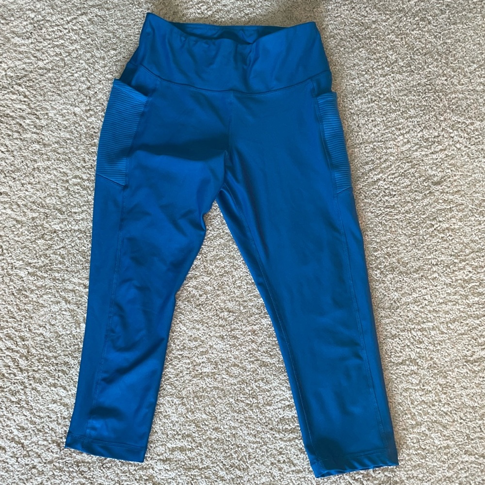 Cropped bright blue leggings